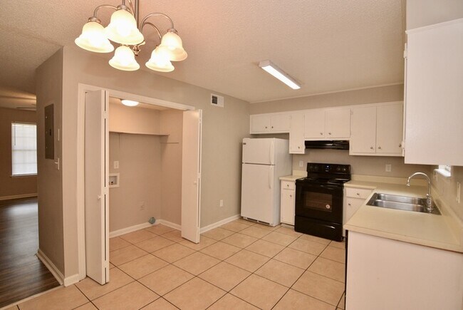 Building Photo - 2 Bed/1.5 Bath North Augusta Townhome