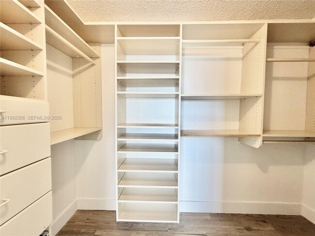 Building Photo - 1000 Parkview Dr