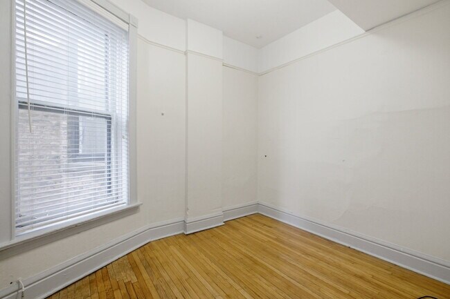 Building Photo - 2522 N Burling St