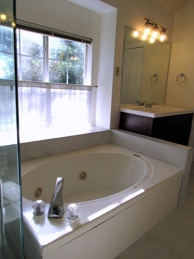 Building Photo - Beautiful 3 bed 2.5 bath Franklin Home