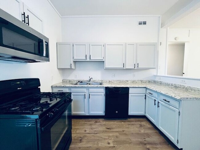 Building Photo - Fully Renovated 3 bed 2 bath Apartment