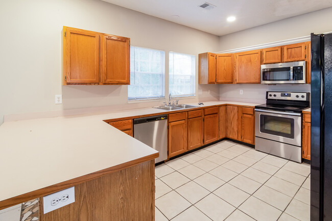 Building Photo - Large Goose Creek Home