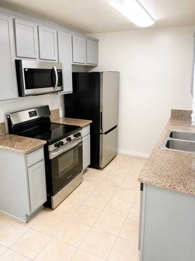 Building Photo - Beautiful Updated 2 Bed / 1.5 Bath Condo
