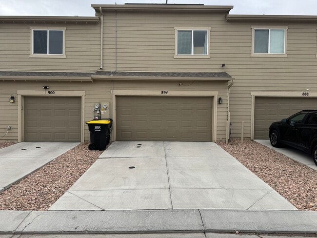 Building Photo - Stylish 3-Bedroom Townhome with Mountain Views & 2-Car Garage