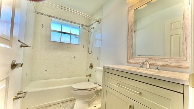 Building Photo - 3 BR , 2 Bath Annual Screened Pool Home Available