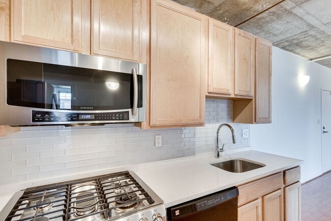 Building Photo - Modern 3 Bed 2 bath condo WITH 2 PARKING S...