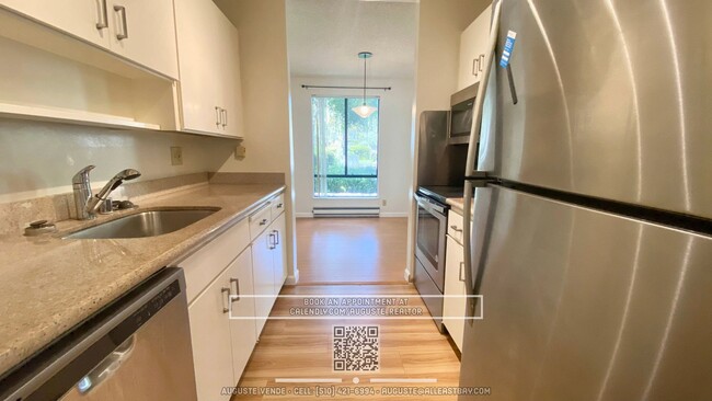 Building Photo - Largest 2-Bedroom at Watergate w/ Walk-in ...
