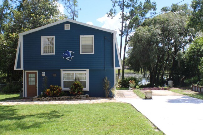 Building Photo - Beautiful 3 bedroom Lakefront Home