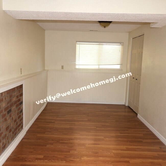 Building Photo - 2844 Lexington Ln