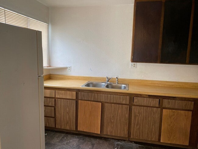 Building Photo - Single story 2 bedroom home.