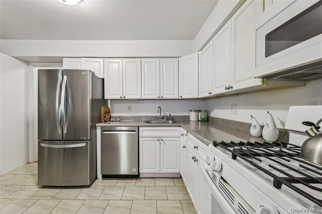 Building Photo - 10 Brevoort Dr