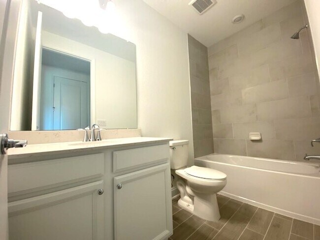 Building Photo - Beautiful 4 Bedroom Home in Wexford Reserve!