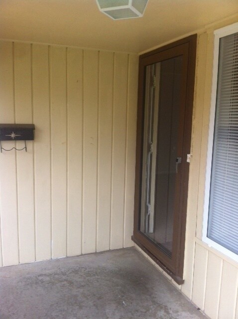 Building Photo - Florence Park South - 2 Bed 1 Bath 1 Garage, Fenced Yard! Large Kitchen!