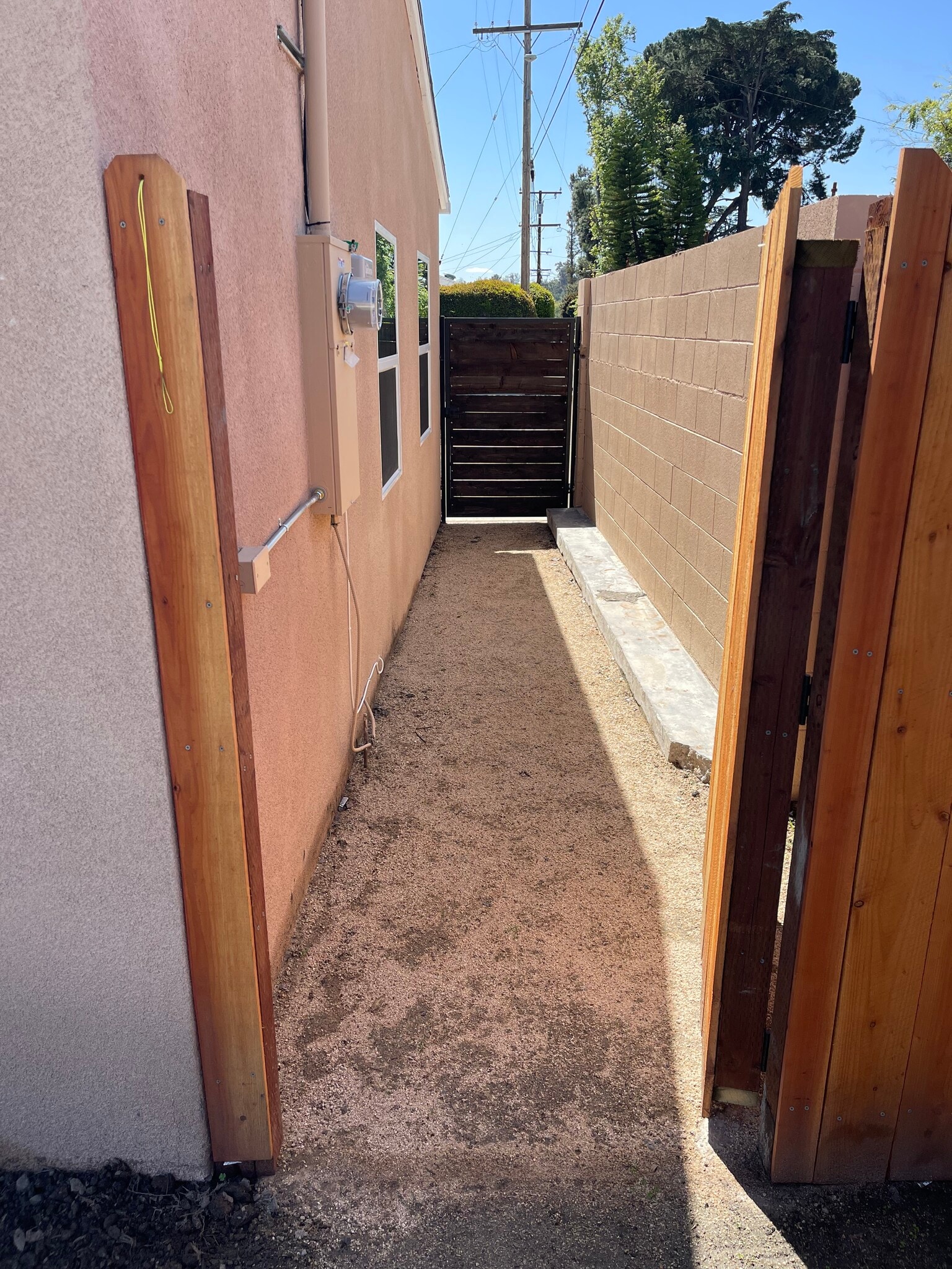 Private side walkway with direct access to backyard and trash area - 327 Aliso St