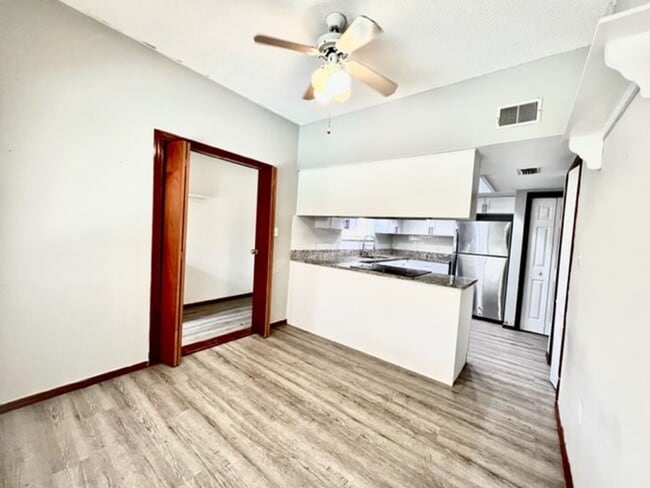 Building Photo - MOVE IN NOW! 4x3 Screened in pool home!!! ...
