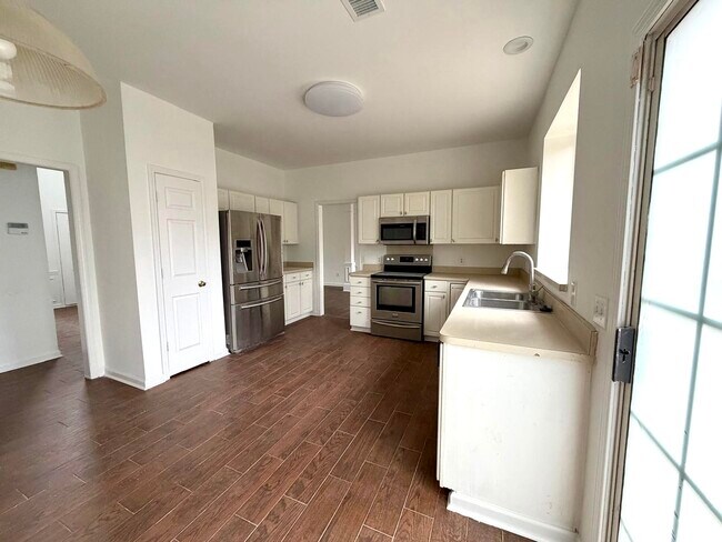 Building Photo - 6229 Bells Mill Dr