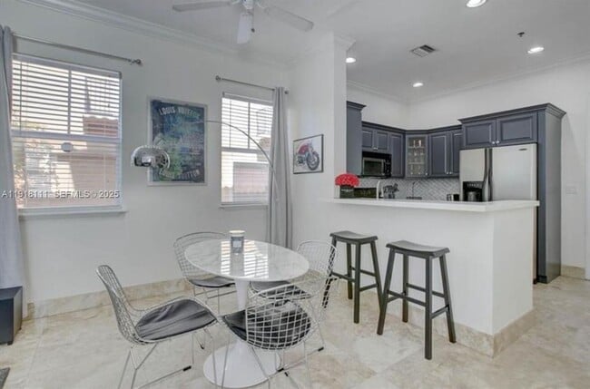 Building Photo - 601 NE 11th Ave