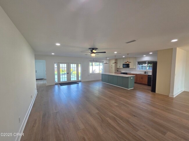 Building Photo - 920 W Beach Dr