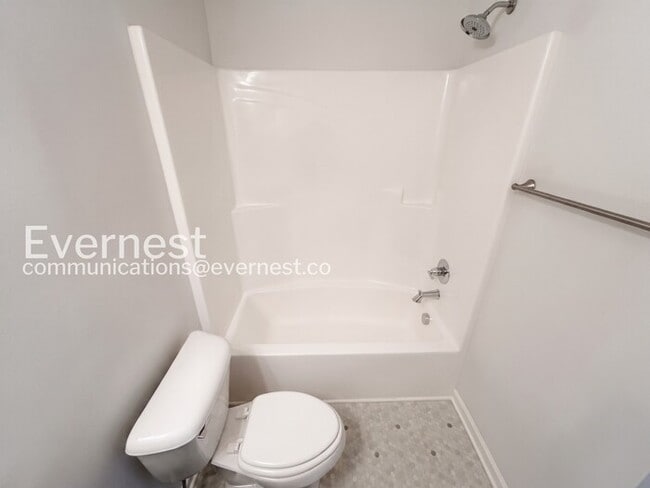 Building Photo - 3 Bed/3 Bath Townhome with Garage / Available Now!