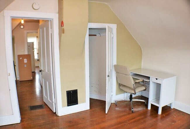 Building Photo - $900 | 1 BD RM, 1 Bath Apartment | Utiliti...