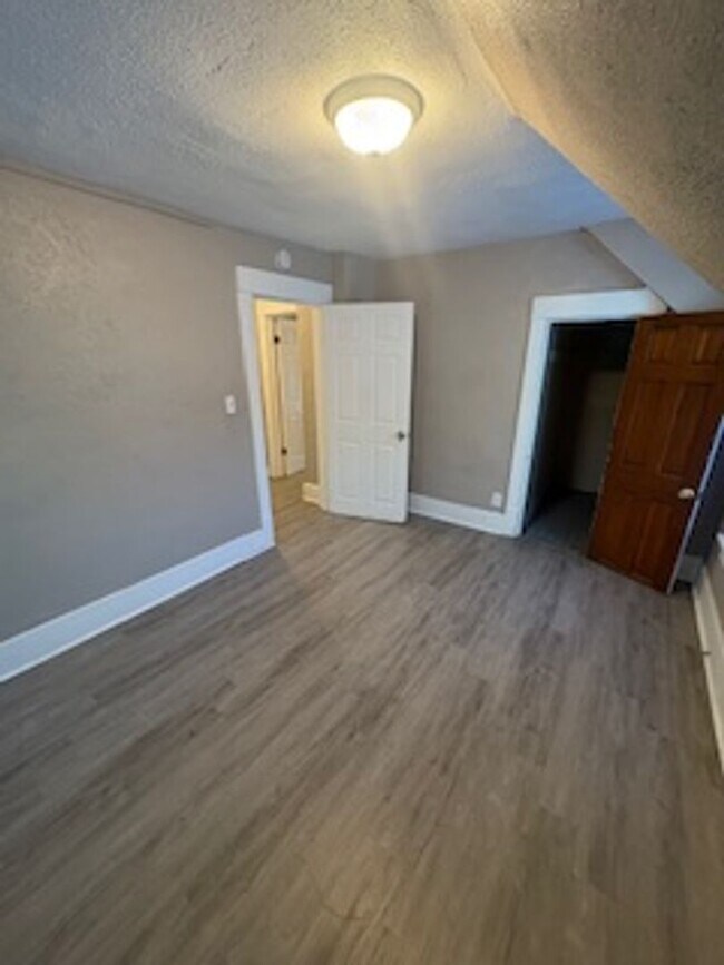 Building Photo - 3 Bedroom / 2 Bathroom House in Peoria, IL