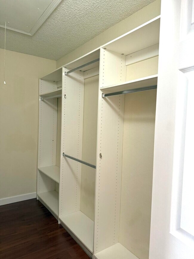 Building Photo - 18292 Clear Brook Cir