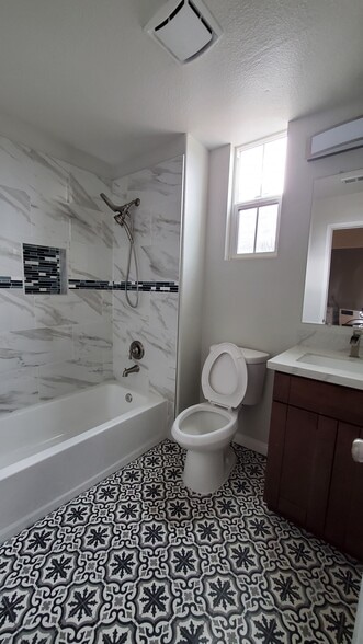 2nd full bath - 1286 Fools Gold Way