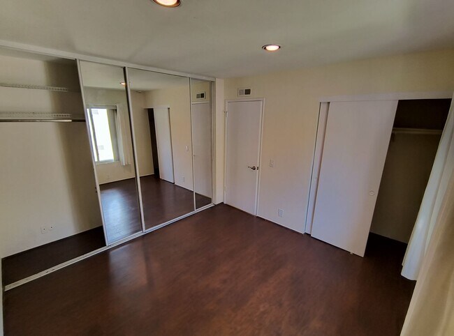 Building Photo - 2 Bed, 2 Bath Upper Unit in La Jola