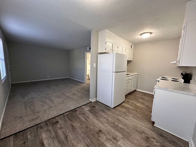 Building Photo - Parkway Apartments – Convenient 2-Bedroom ...