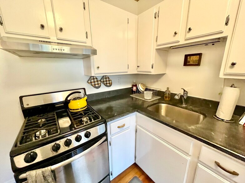 Building Photo - 206 Elm St