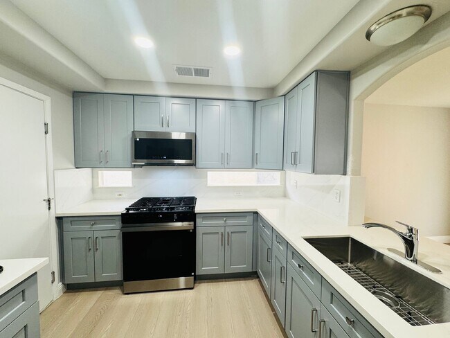 Building Photo - 4 Bedrooms Home For Rent