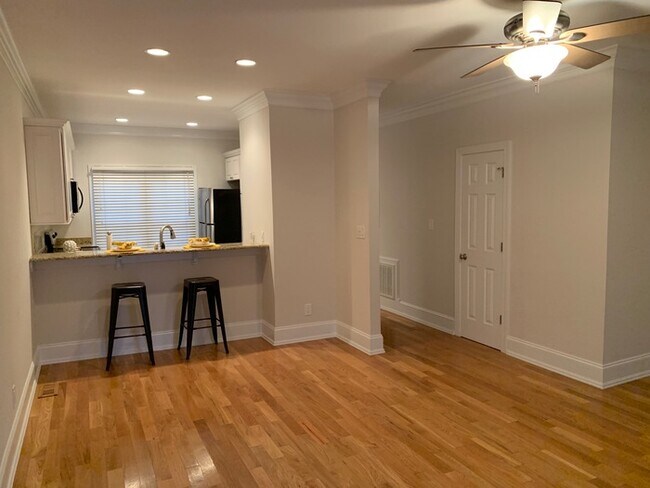 Building Photo - Elegant Townhome between Oakwood and Mordecai