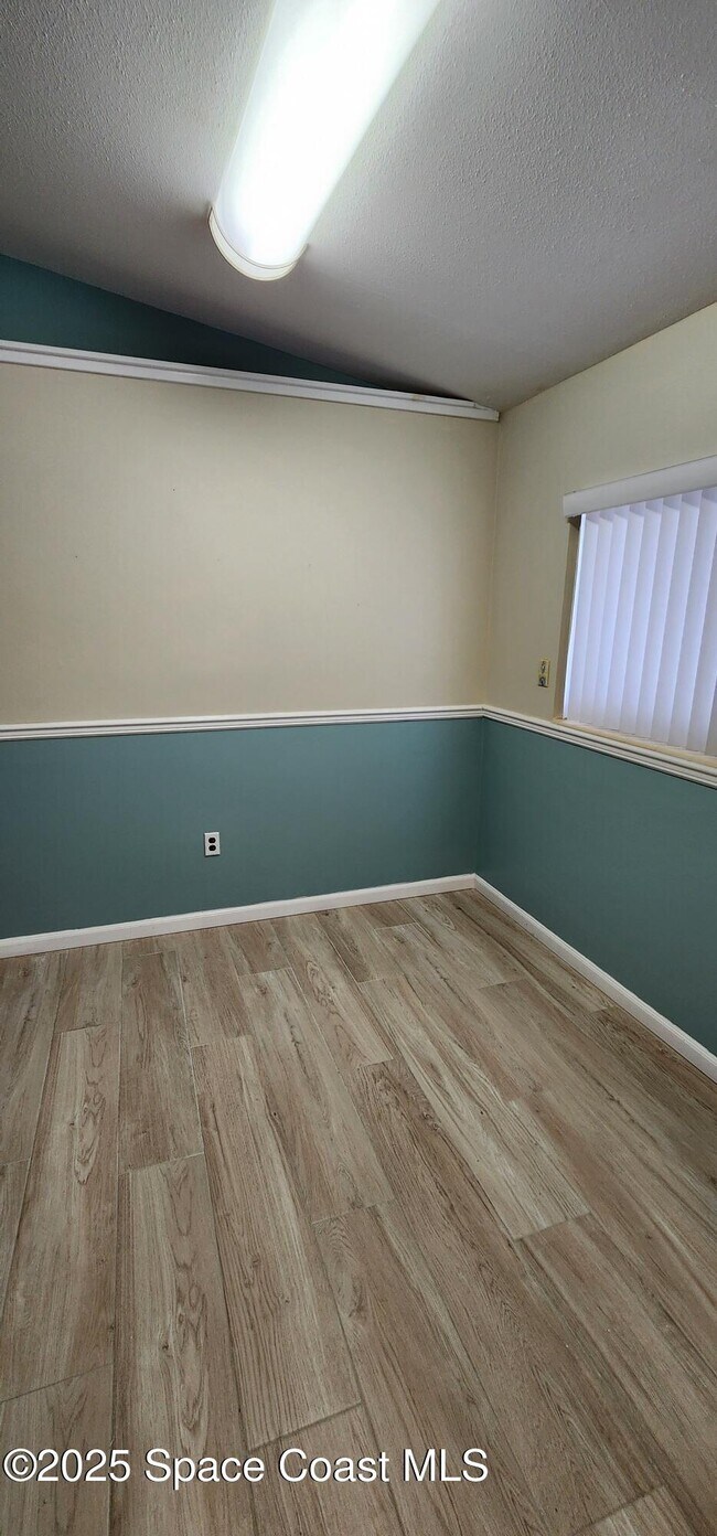 Building Photo - 833 Cronin Ave