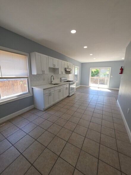Building Photo - 119 Evergreen Ave