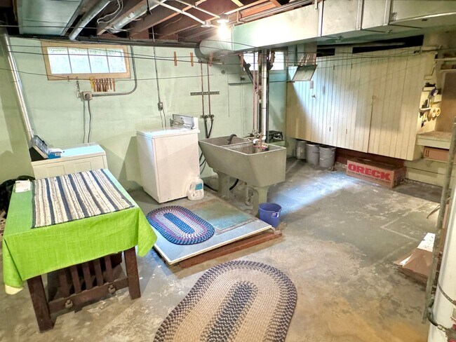 Building Photo - Alameda Neighborhood Pristine Tudor Home, Downtown Views, All The Amenities - A Must See!