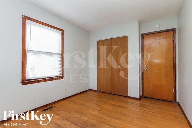 Building Photo - 1425 N Bolton Ave
