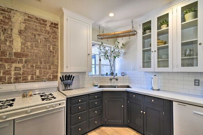 Building Photo - 4 Bed, 3 Bath, stunning home, located in t...