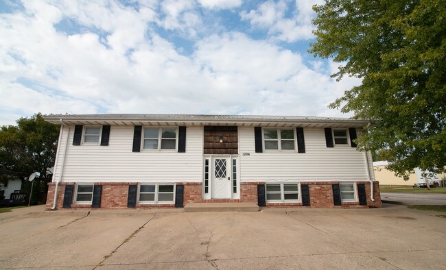 Primary Photo - 1204 Hillcrest Rd