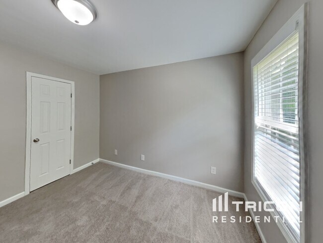Building Photo - 2801 Varnish Pl