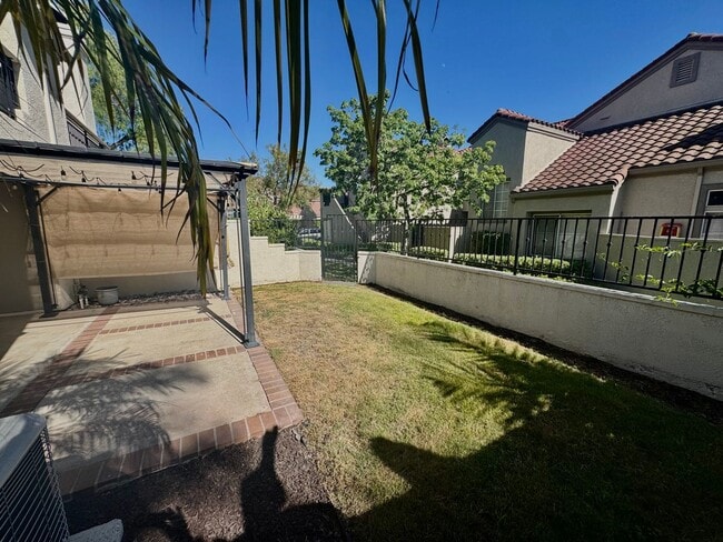 Building Photo - Beautiful 3 Bedroom Townhome near Mission ...