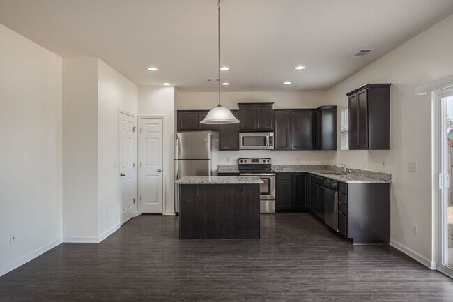 Building Photo - Beautiful 4bd 2.5ba home with Community Am...