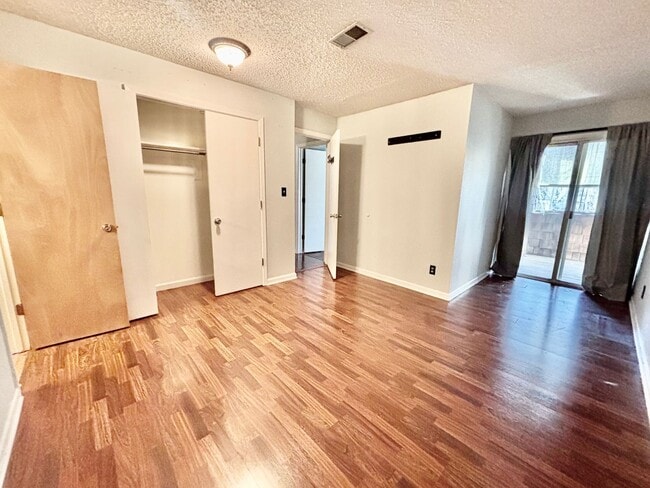 Building Photo - Top-Floor Plaza Condo with Vaulted Ceilings & Dual Balconies