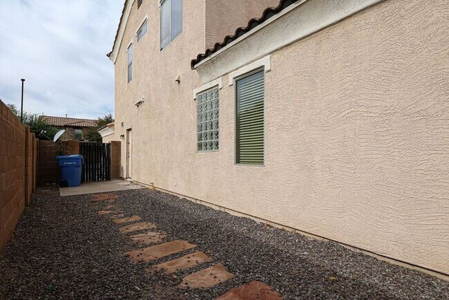 Building Photo - BEAUTIFUL 4 BEDROOM, 2.5 BATH WITH A POOL IN THE HEART OF GILBERT