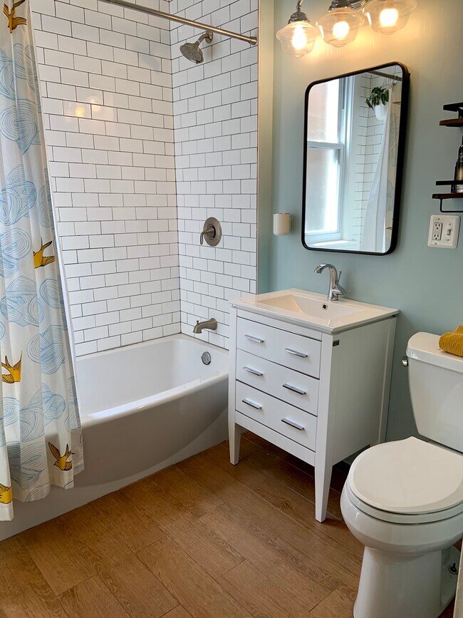 Bathroom - 2055 W Cullom Ave