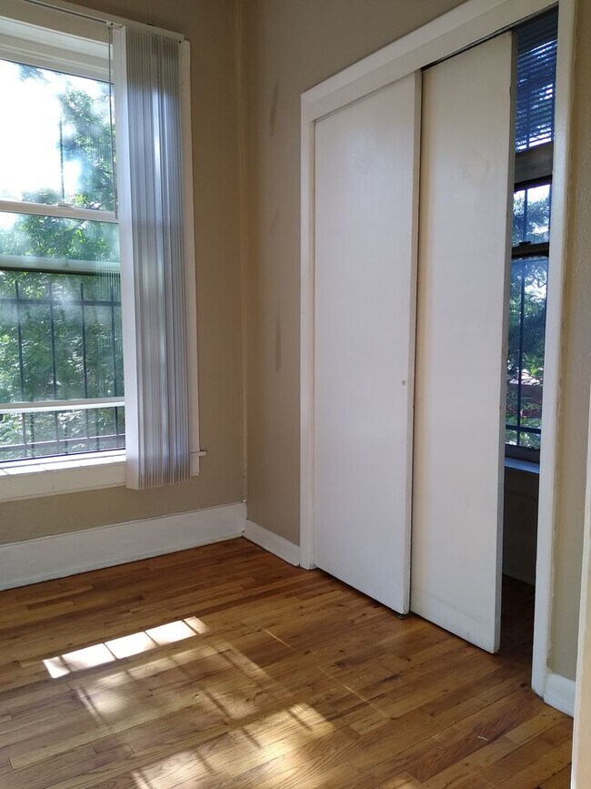 Building Photo - Charming Cap Hill 1 Bedroom w/ Claw Foot Tub