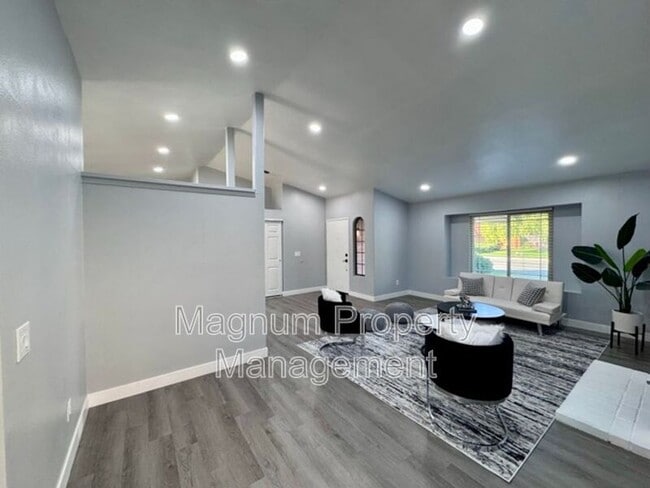Building Photo - 45627 Clubhouse Dr