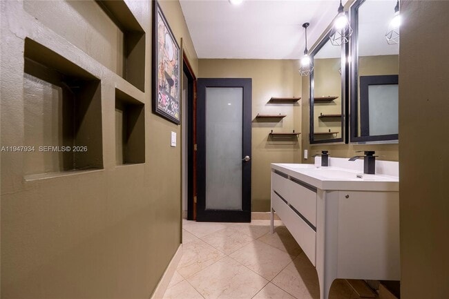 Building Photo - 2350 NE 135th St