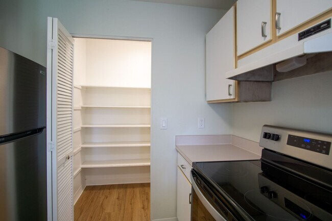Building Photo - Bright & Spacious 2-Bed/2 Bath with W/D, D...
