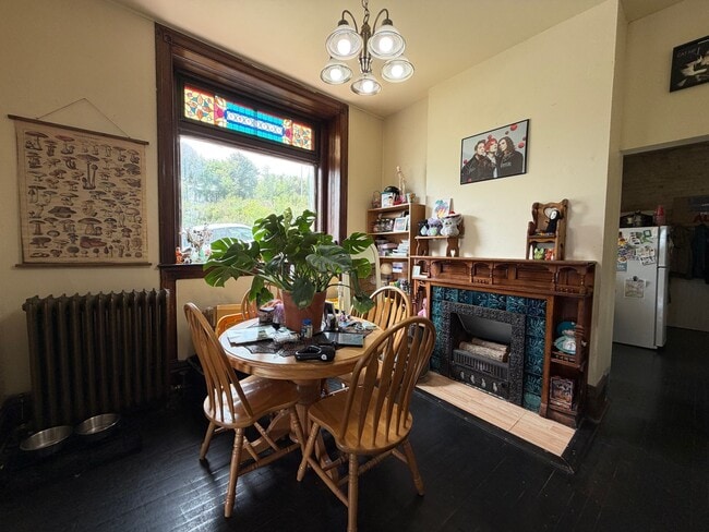 Building Photo - Large 3 Bedroom Open August