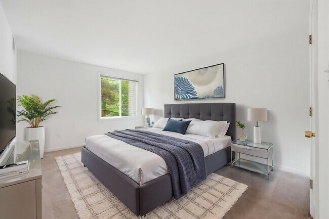 Building Photo - 5578 Burnside Dr